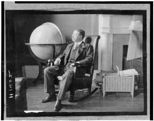 צילום היסטורי -פינדס: תיאודור רוזוולט יושב בכיסא הנדנדה על ידי גלובוס גדול, 1908, נשיא ארהב