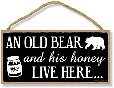 דבש טל מתנות שלטים משפחתיים, דוב ישן והדבש שלו גרים כאן 5 אינץ 'על 10 אינץ' אמנות קיר תלויה, שלט עץ דקורטיבי עיצוב בית מצחיק